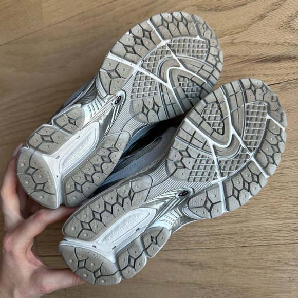 New Balance 1906D “PROTECTION PACK - SILVER
METALLIC" gray sneakers, size 6.5 - Picture 6 of 12